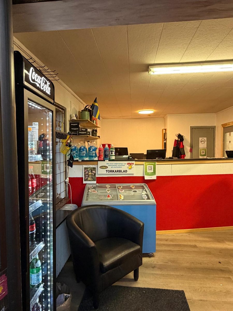 Inne i butiken hos Däckad i Lesjöfors